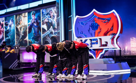 LOL新交流规章引发玩家热议，祖安精神再掀波澜